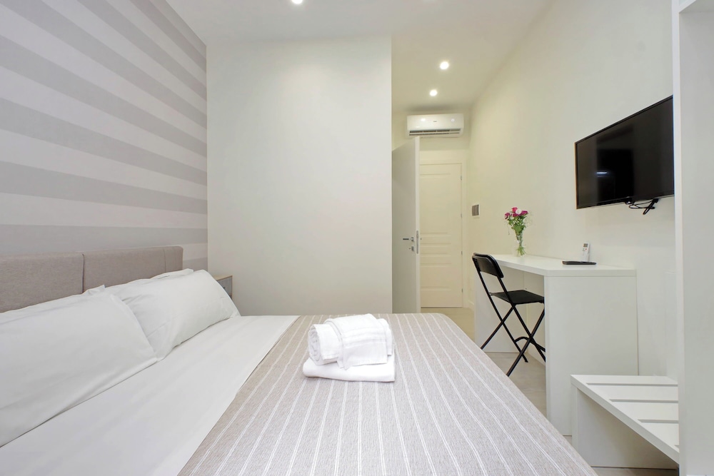 ROOM, DOUBLE BED