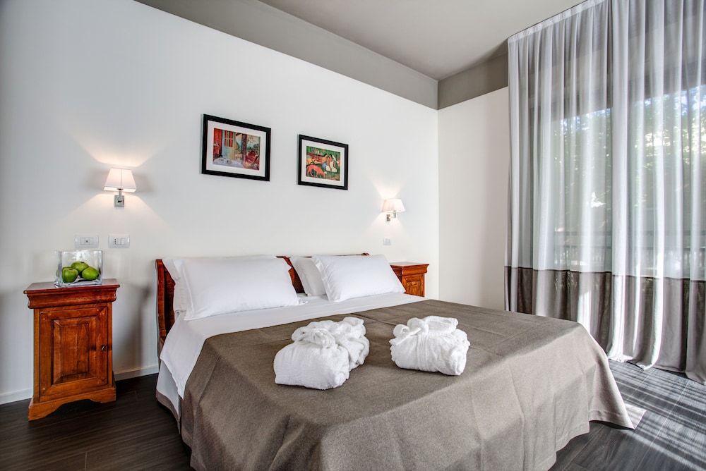 ROOM, DOUBLE OR TWIN BED
