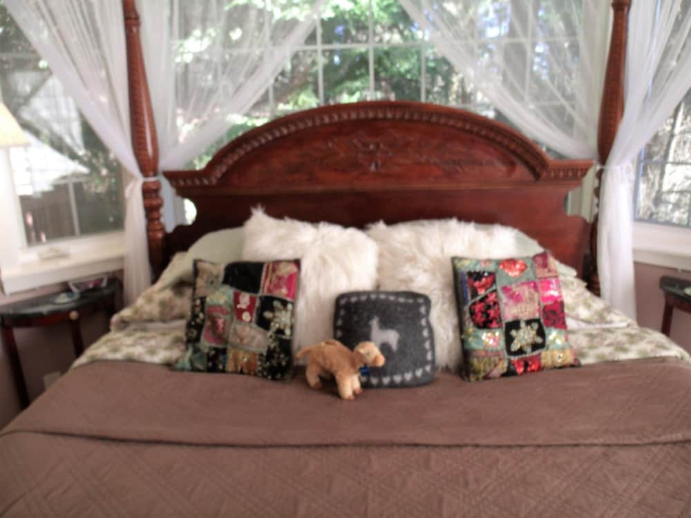 Inn to the Woods Bed and Breakfast 24/33