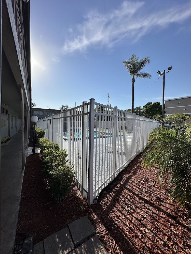 Econo Lodge St. Petersburg Central 47/54