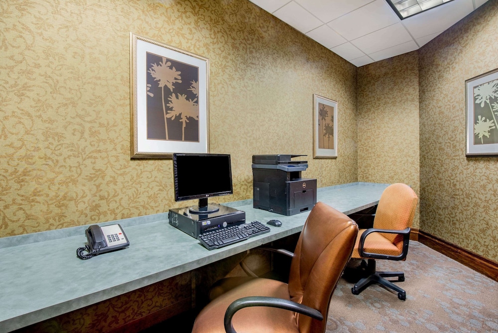 La Quinta Inn & Suites by Wyndham Bel Air/I-95 Exit 77A 40/44
