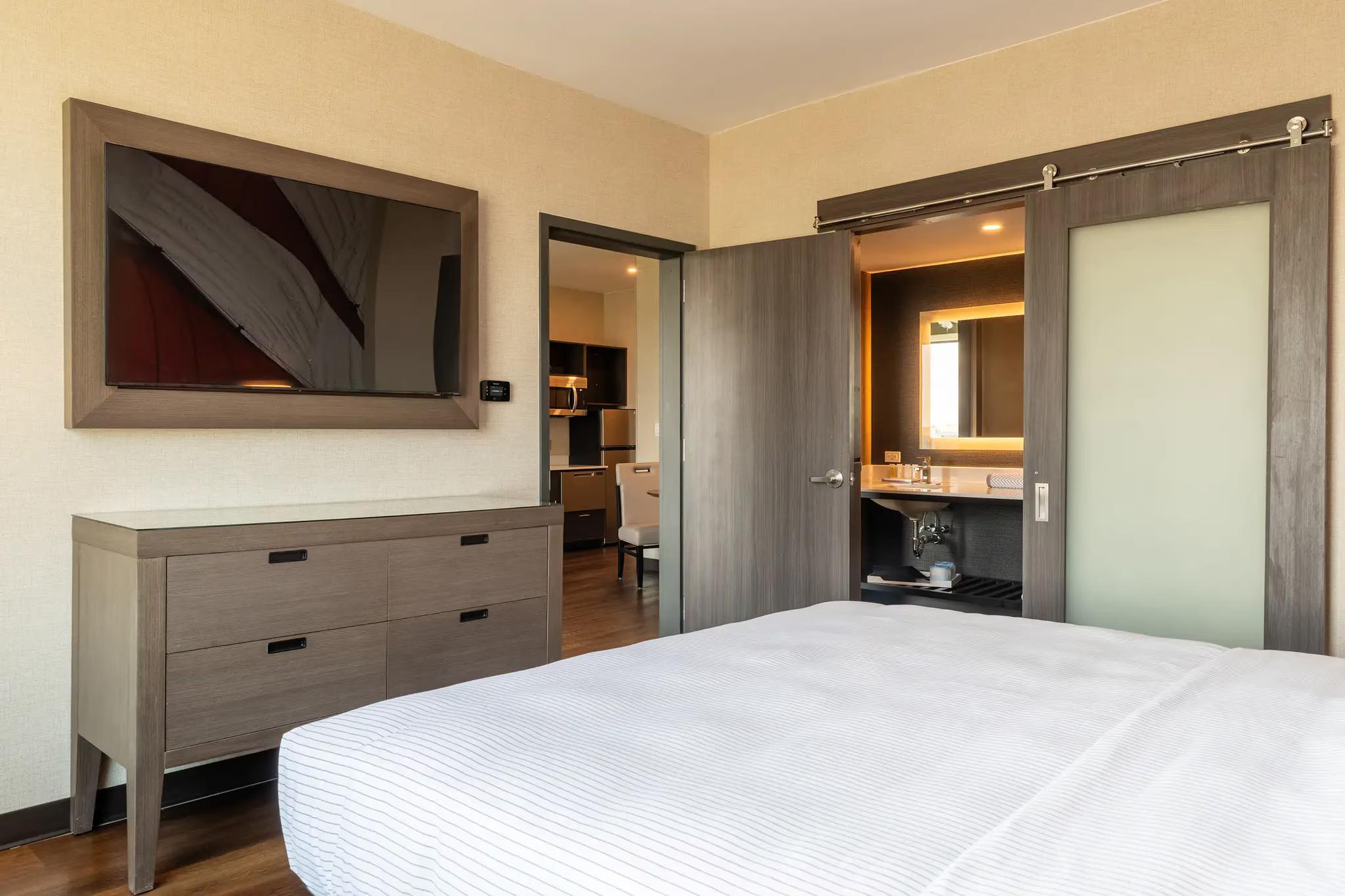 Upgrade, Efficiency, Suite, King Bed, Accessible