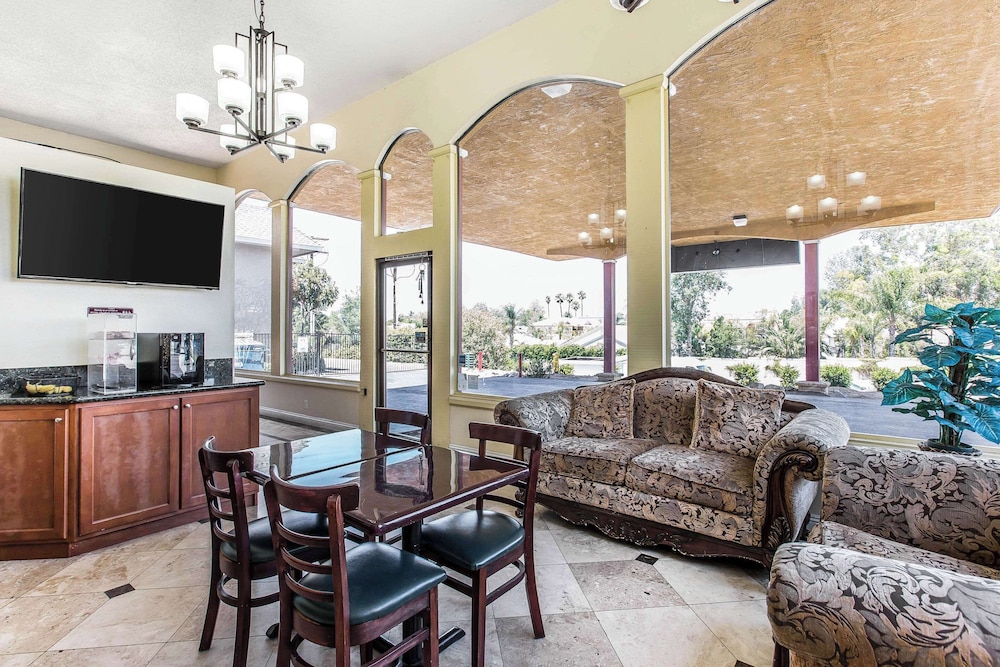 Rodeway Inn & Suites Canyon Lake Menifee West 44/62