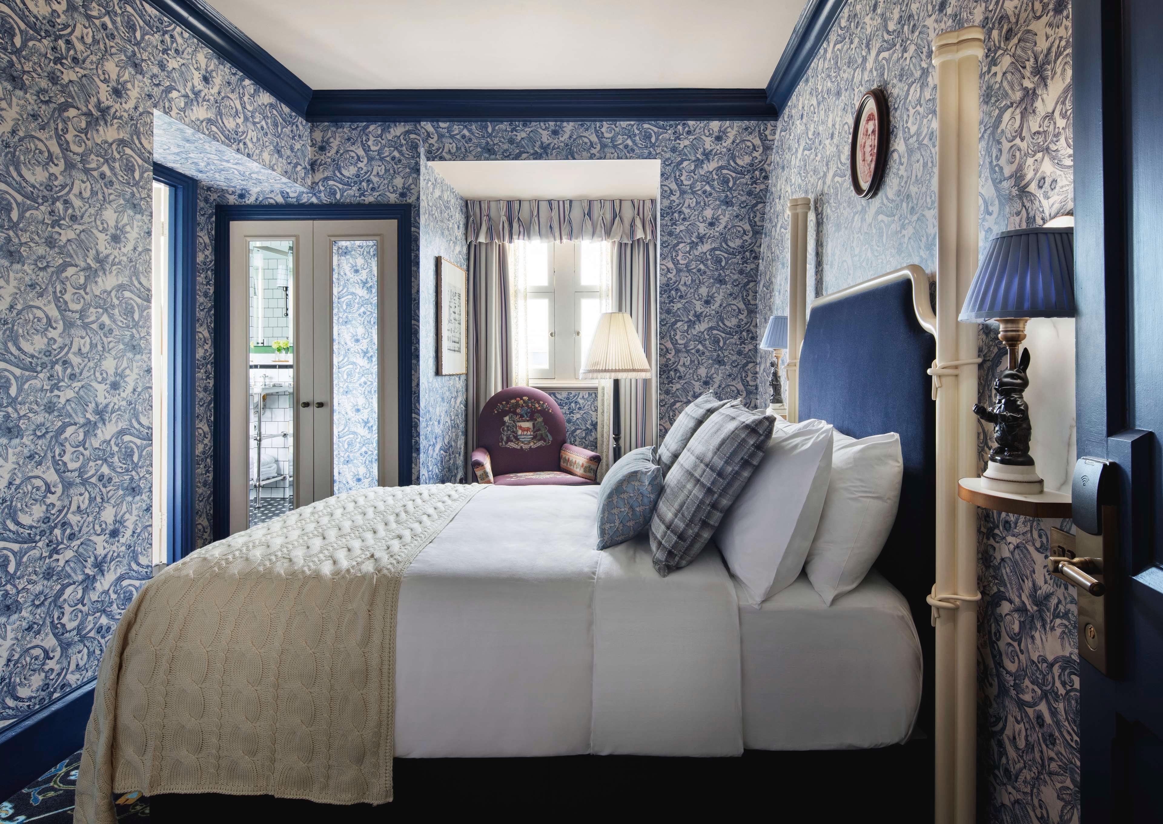 GRADUATE, KING BED