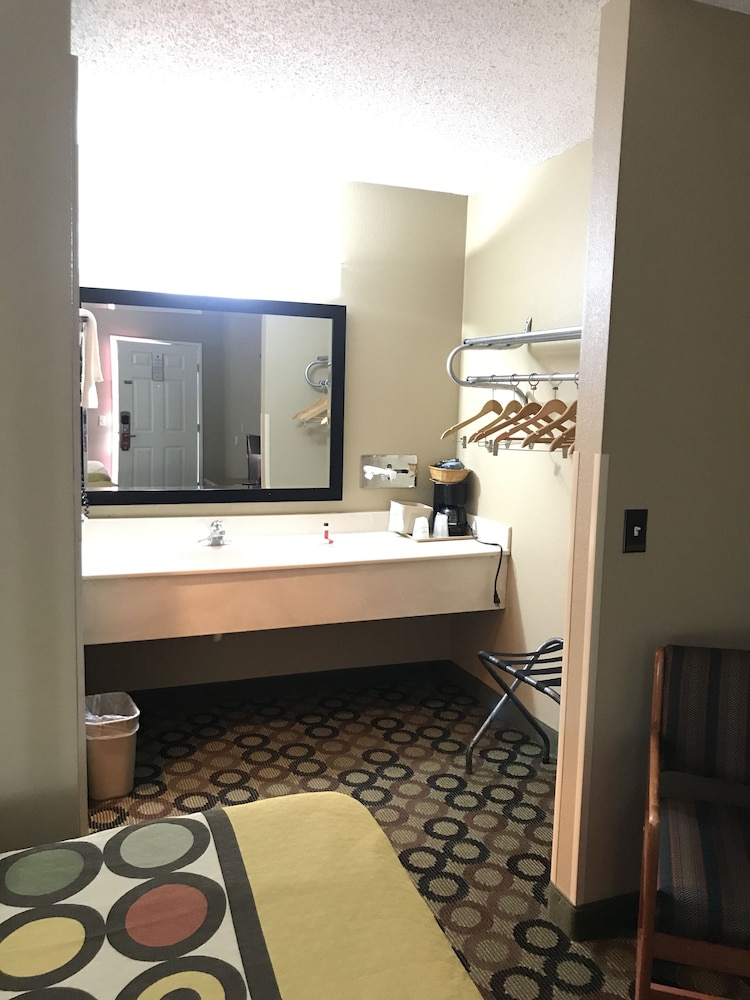 Super 8 By Wyndham Ashburn 25/26
