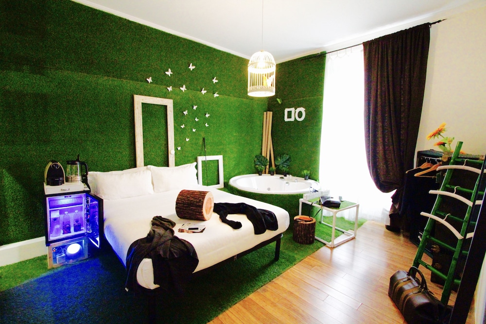 ROMANTIC, DOUBLE BED, JETTED TUB