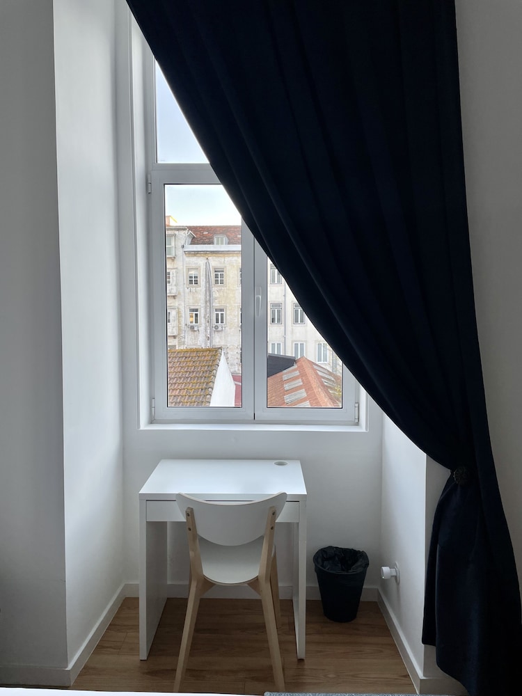 Lisbon Check-In Guesthouse 4/40
