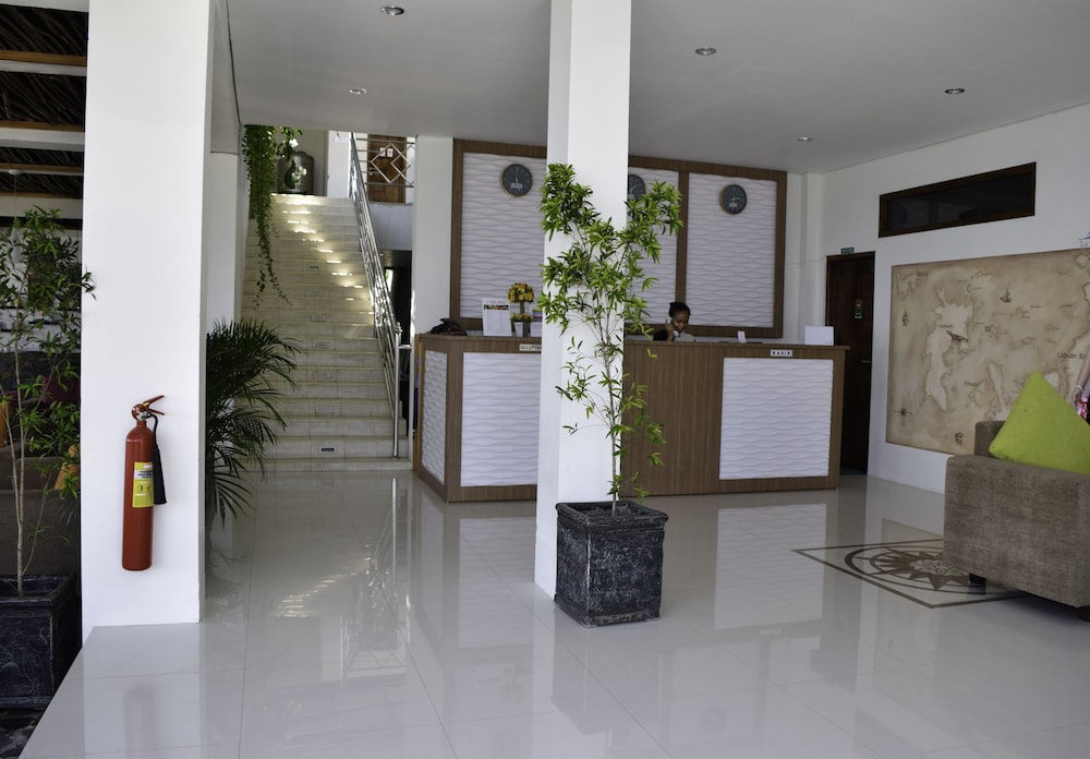 La Cecile Hotel and Cafe Komodo 4/30