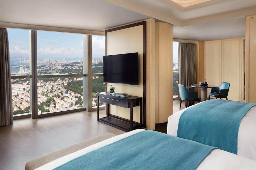غرفة بسريرين منفصلين بإطلالة على البحر، The St. Regis Qingdao 2/4
