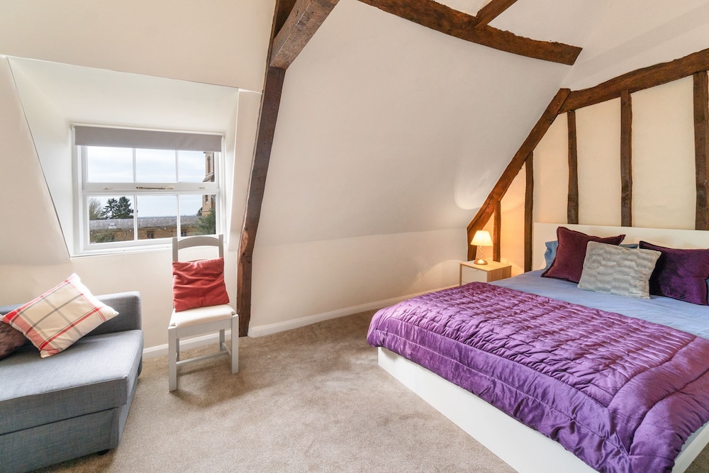 Superior, Family, Suite, King Bed, Courtyard View, Private Bathroom, Sofa, Attic