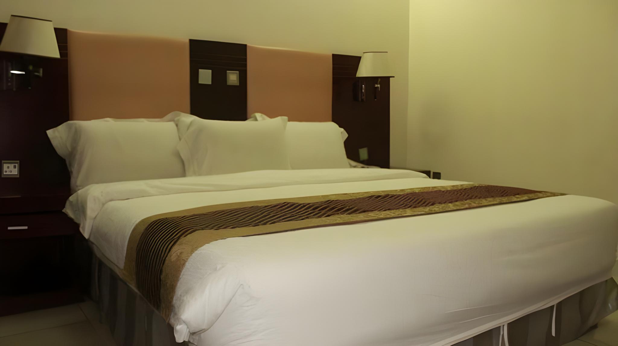 Senator, Suite, King Bed