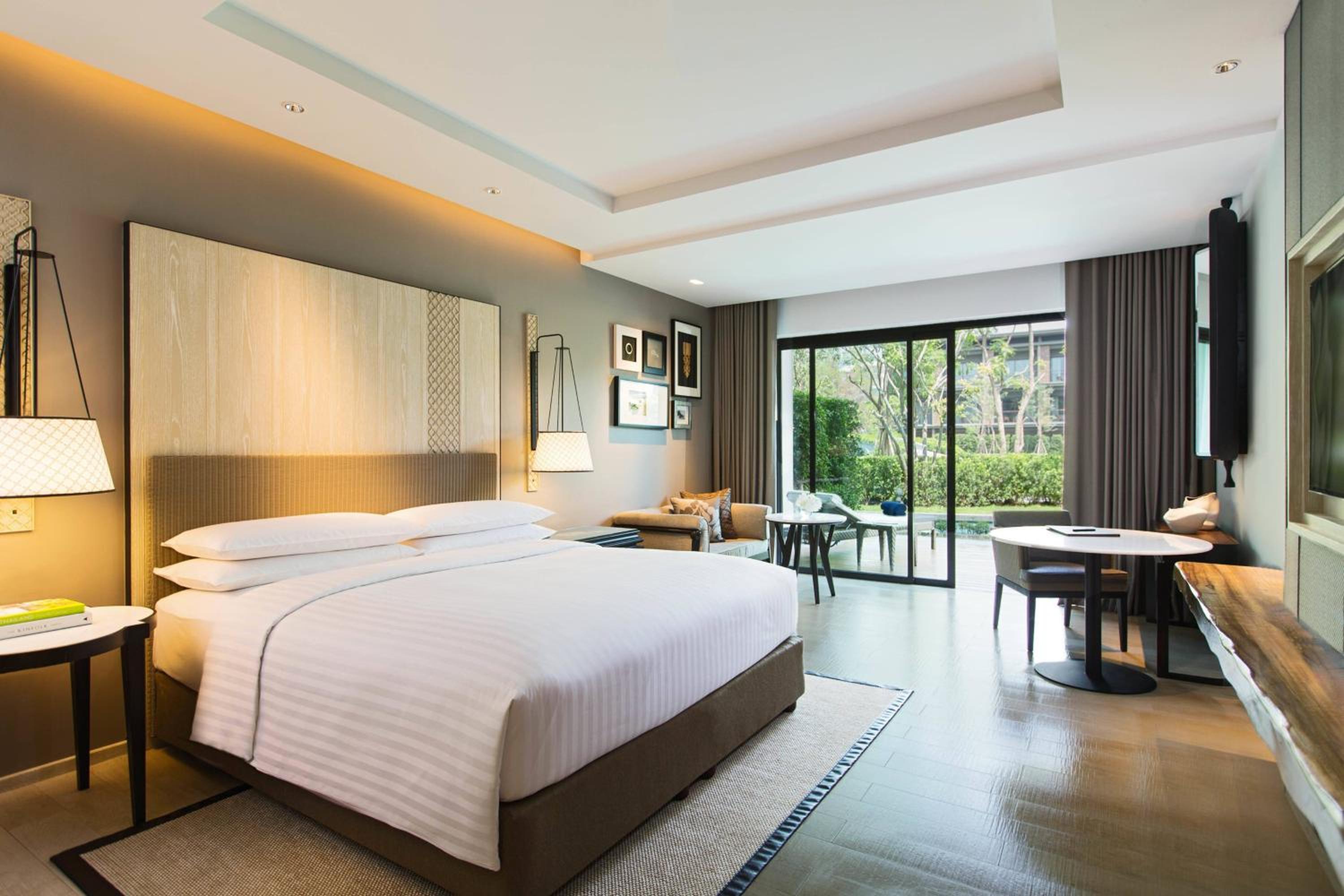 Guest Room, King Bed, Pool Access