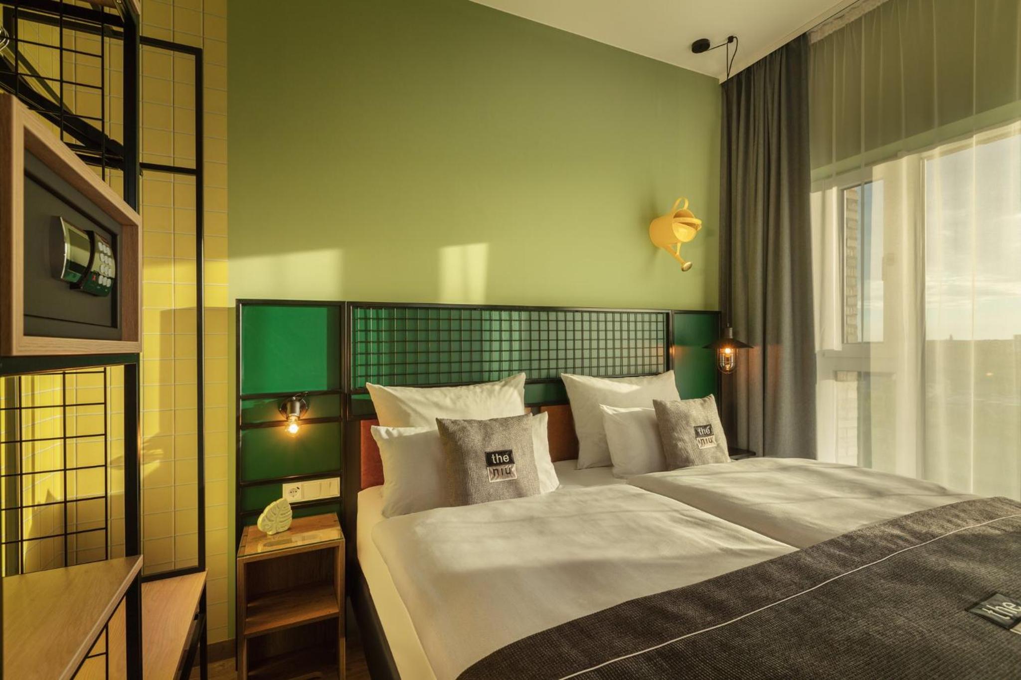 غرفة قياسية بسرير كينج وسرير كوين، Holiday Inn - the niu, Dwarf Berlin Schoneberg 7/10