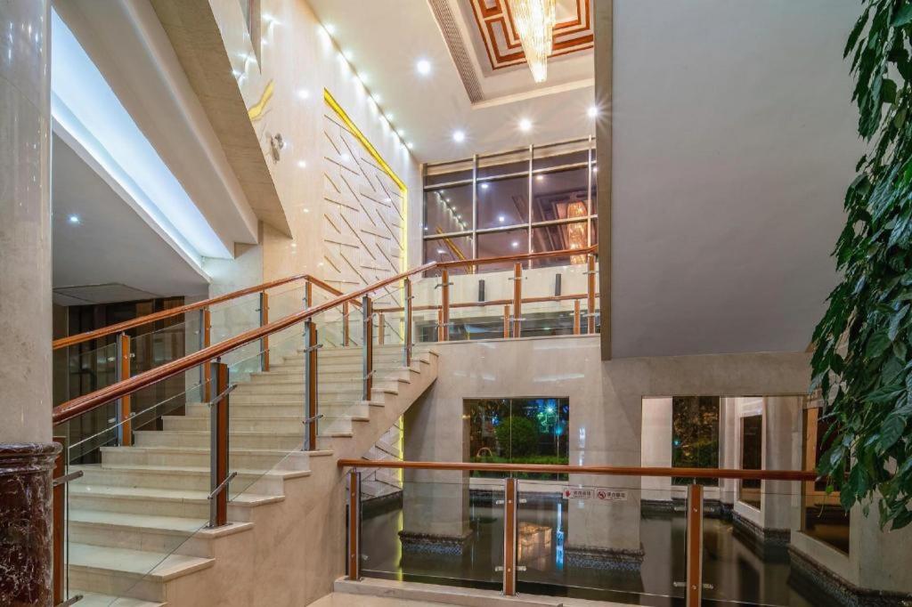 Yihao International Hotel 33/50