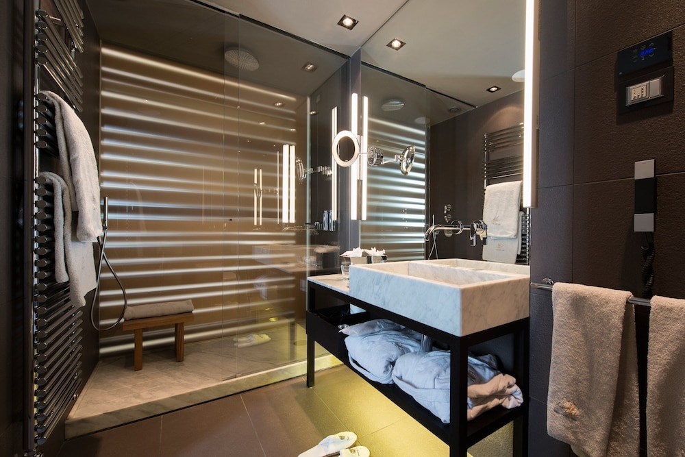 PARC HOTEL BILLIA 32/33