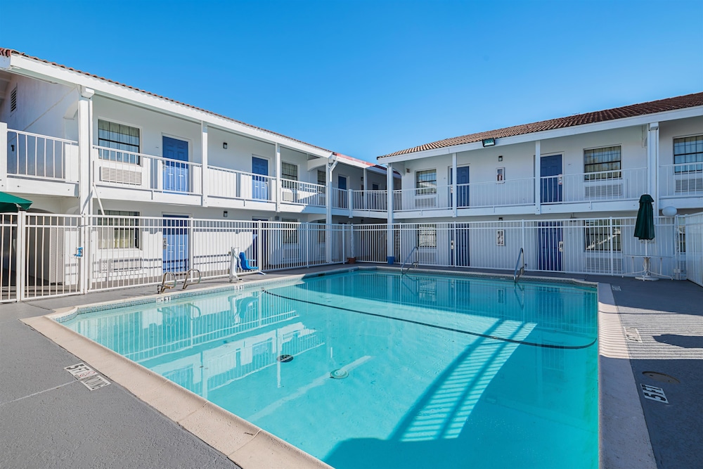Motel6 Grand Prairie, TX - Interstate 30 37/51