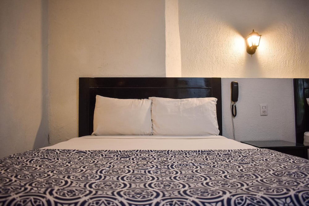 Hotel Santa Ana 37/76