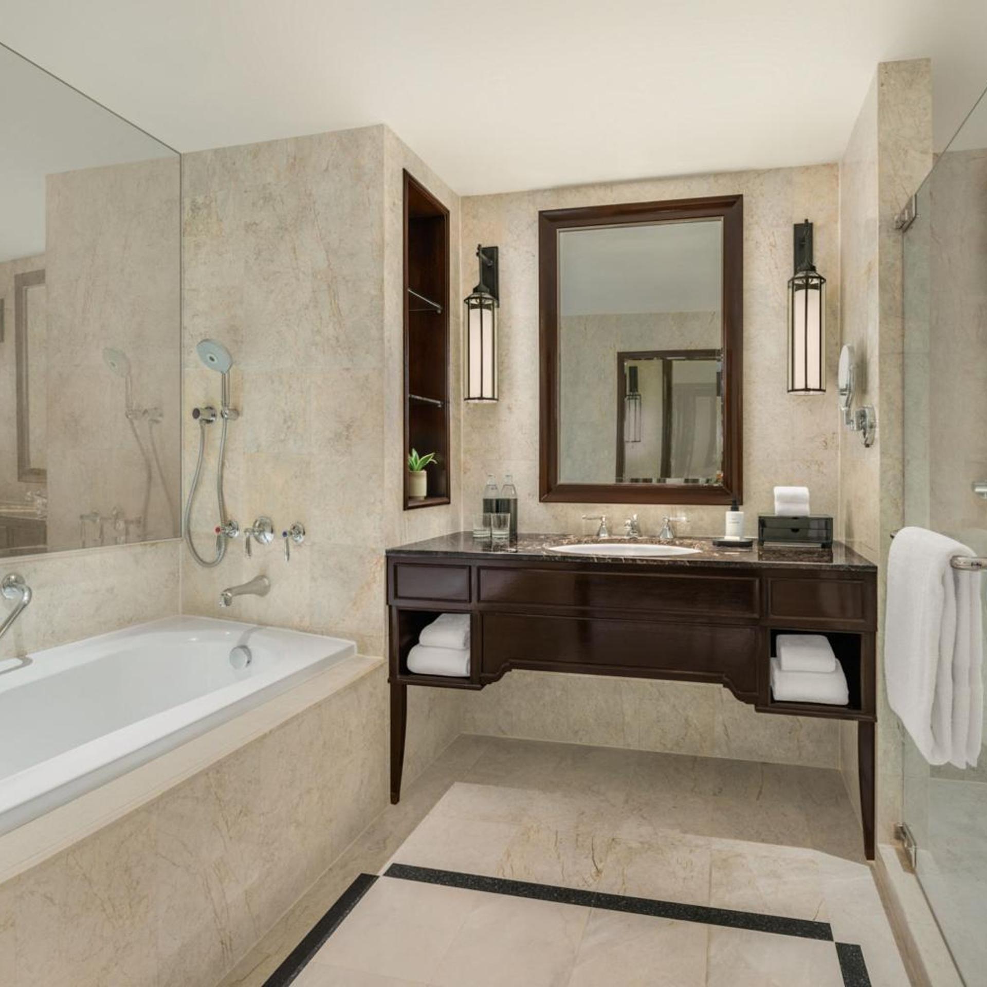 غرفة ملكية بسريرين مزدوجين بإطلالة على المدينة، THE ATHENEE HOTEL, A LUXURY COLLECTION HOTEL BANGKOK 6/7