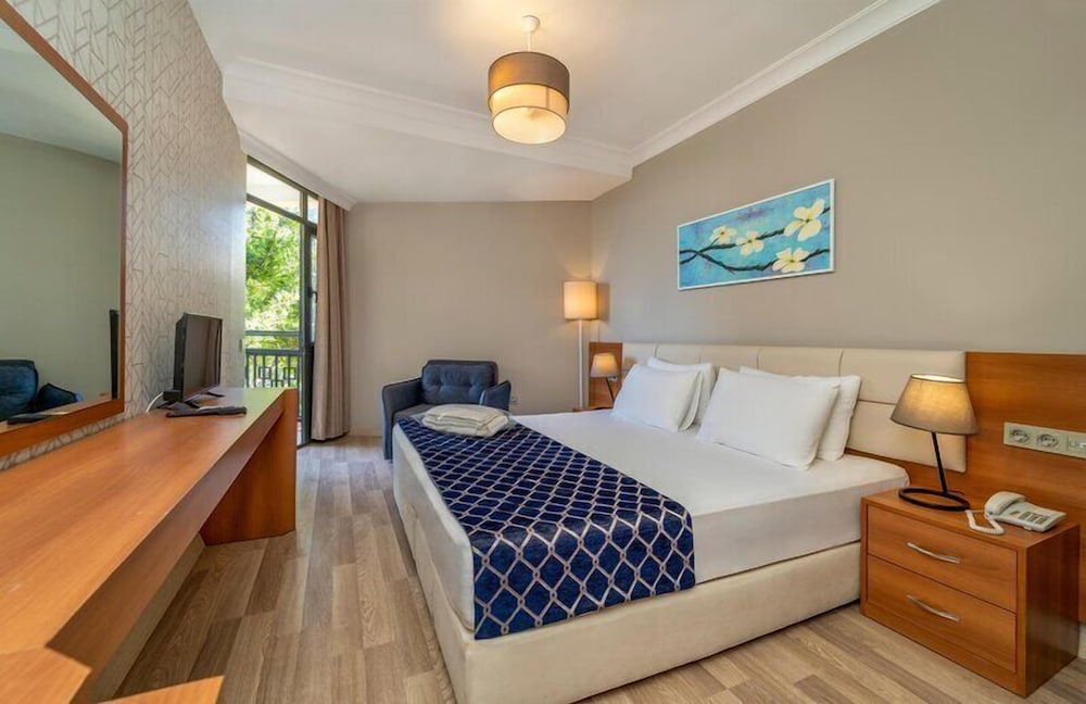 Uras Beach Hotel 5/50