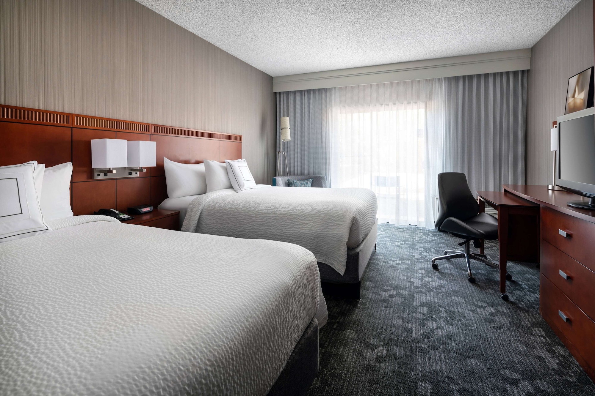 DELUXE, 2 DOUBLE BEDS, BATHTUB, ACCESSIBLE