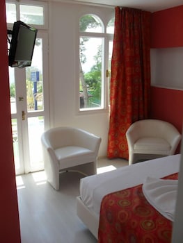 Lucky Monkey Hotel 35/50