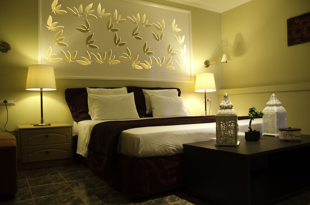 LYDIA HOTEL 13/82