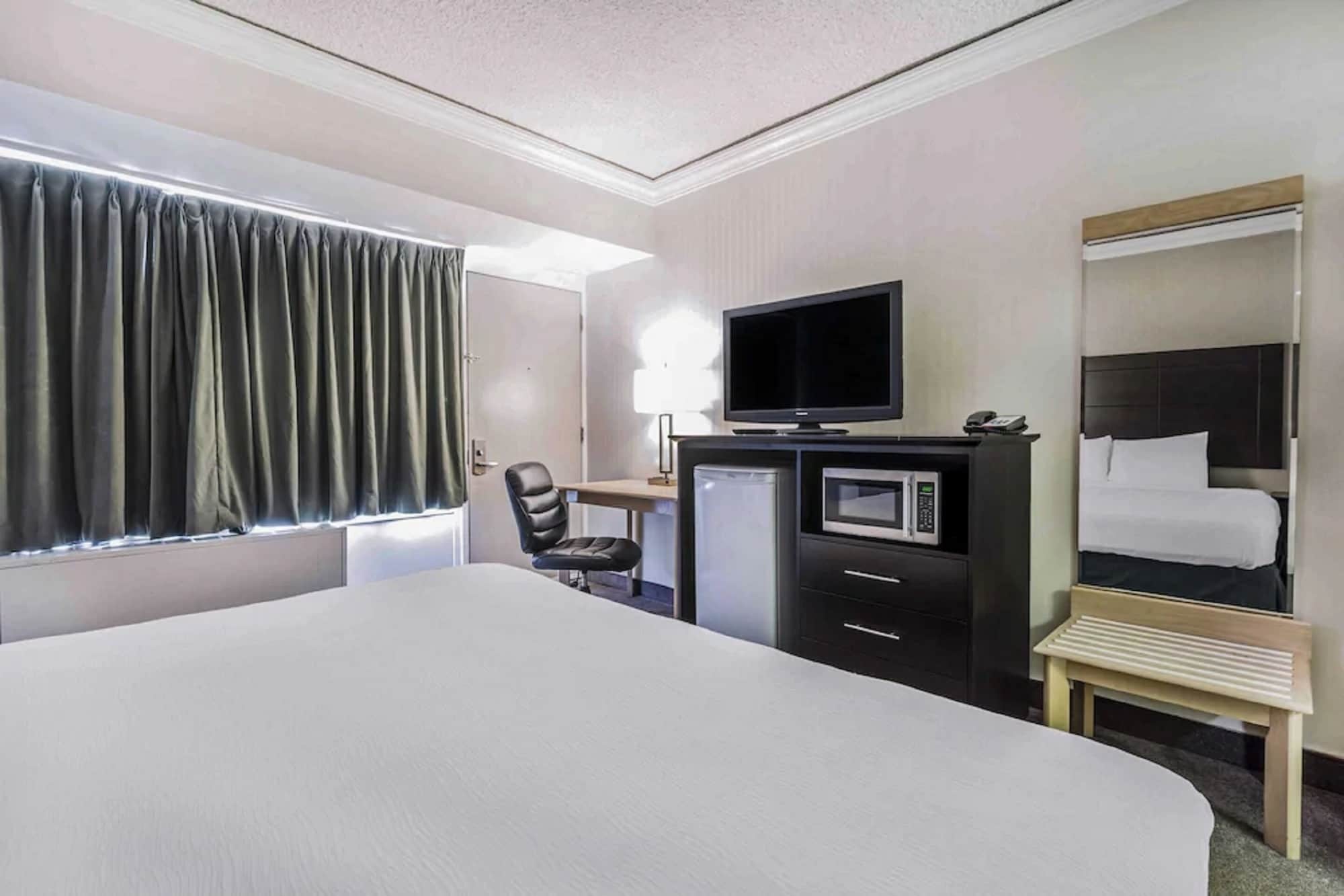 غرفة بسرير كينج، Travelodge by Wyndham Trois-Rivieres 6/10
