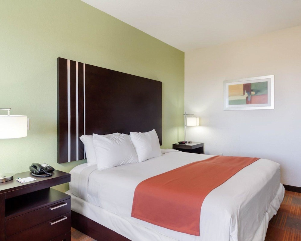 Quality Inn and Suites Victoria East 9/38