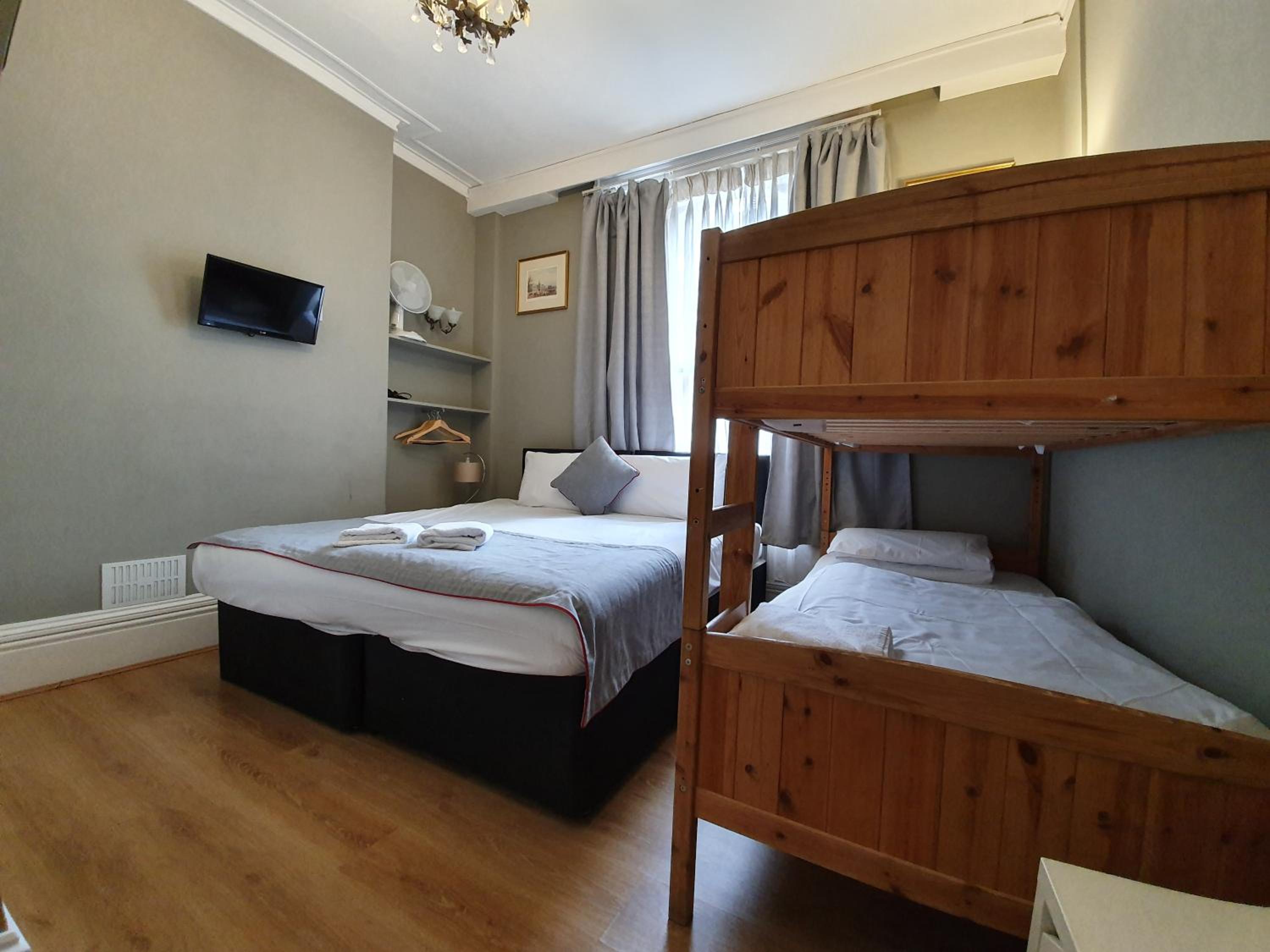 Quad Room External Private Bathroom، Ebury House Hotel 3/4