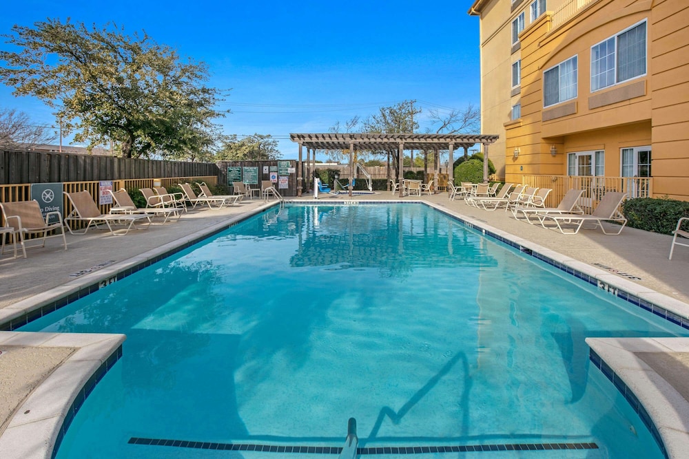 La Quinta Inn & Suites by Wyndham DFW Airport South / Irving 5/52