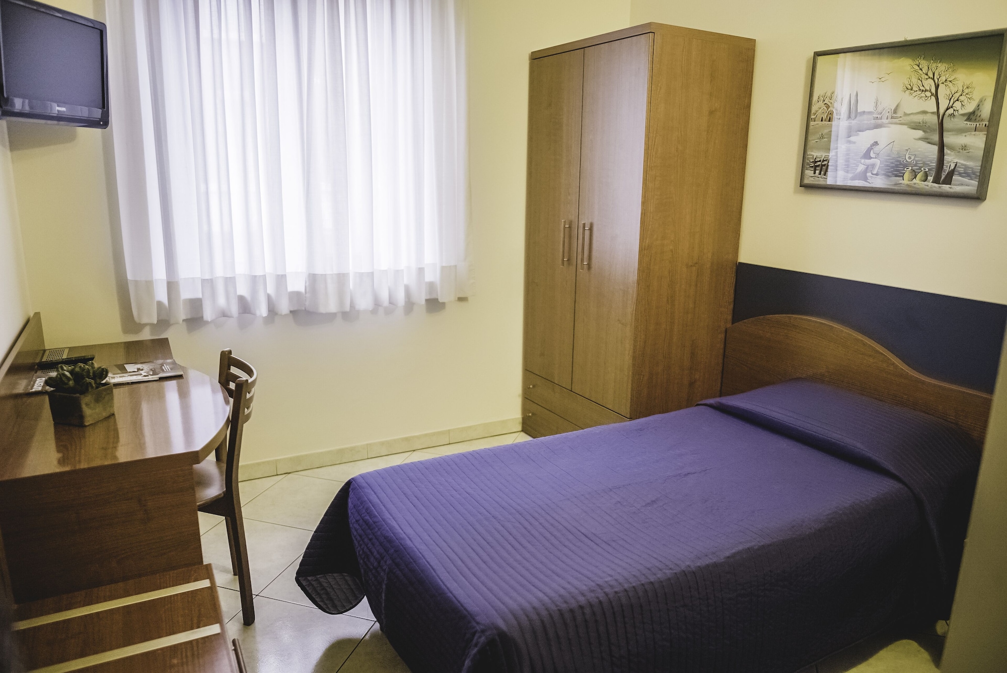 ROOM, SINGLE