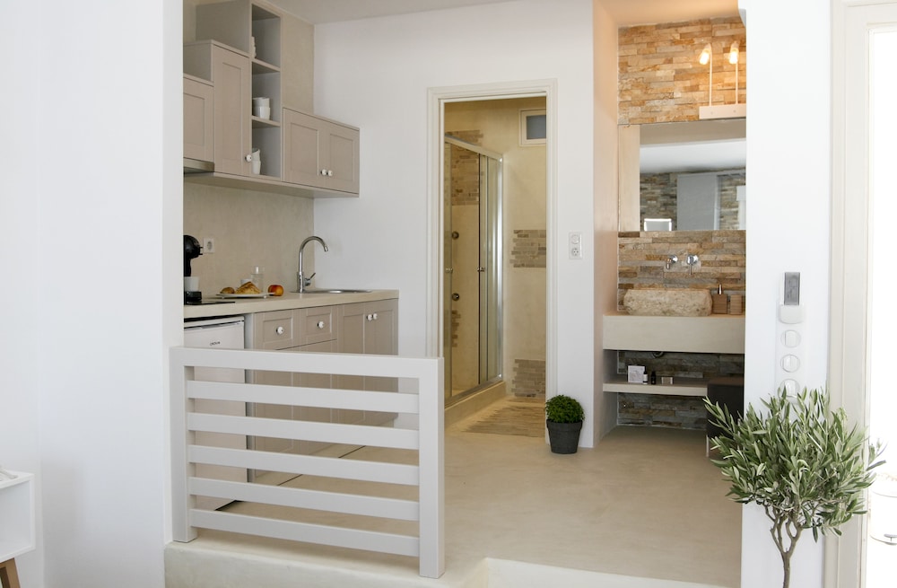 Anatoli Luxury Studios & Suites 12/50