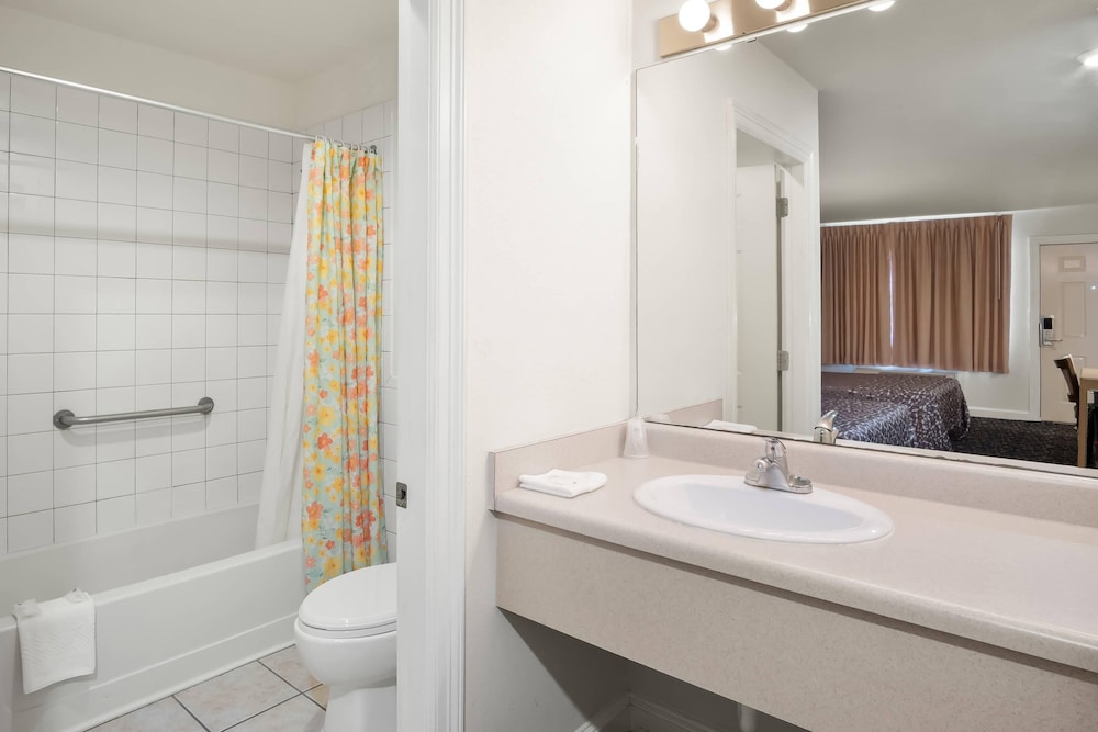 Rodeway Inn Garland Harbor Point 33/37