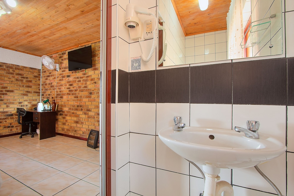 Airport Game Lodge 66/81