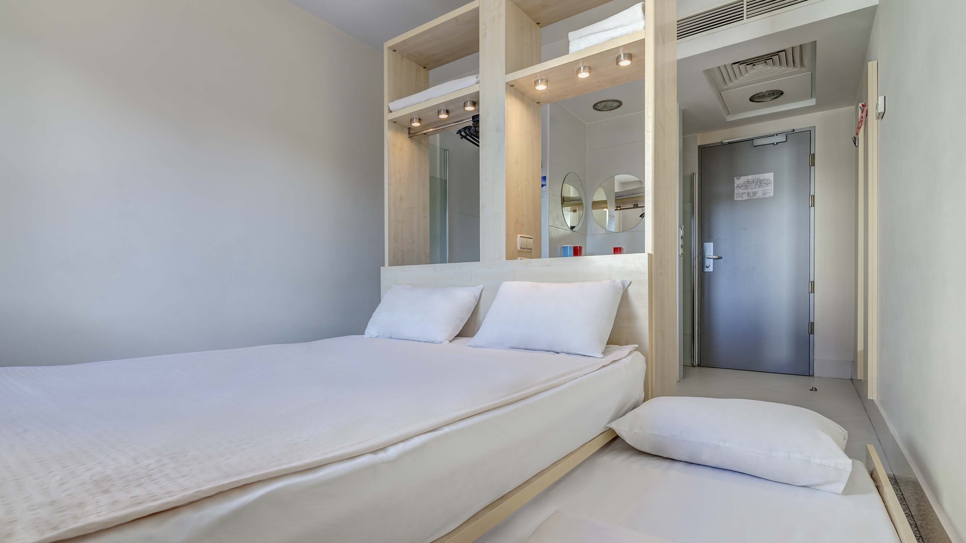 Hello Hotel 9/39