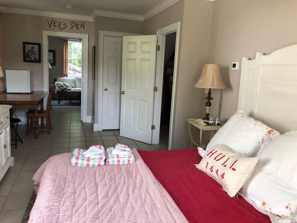 Rose, Queen Bed