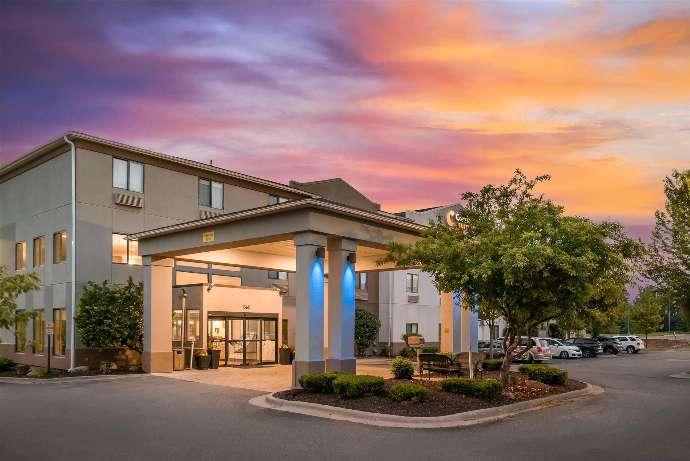 Comfort Suites Auburn Hills-Detroit 22/24