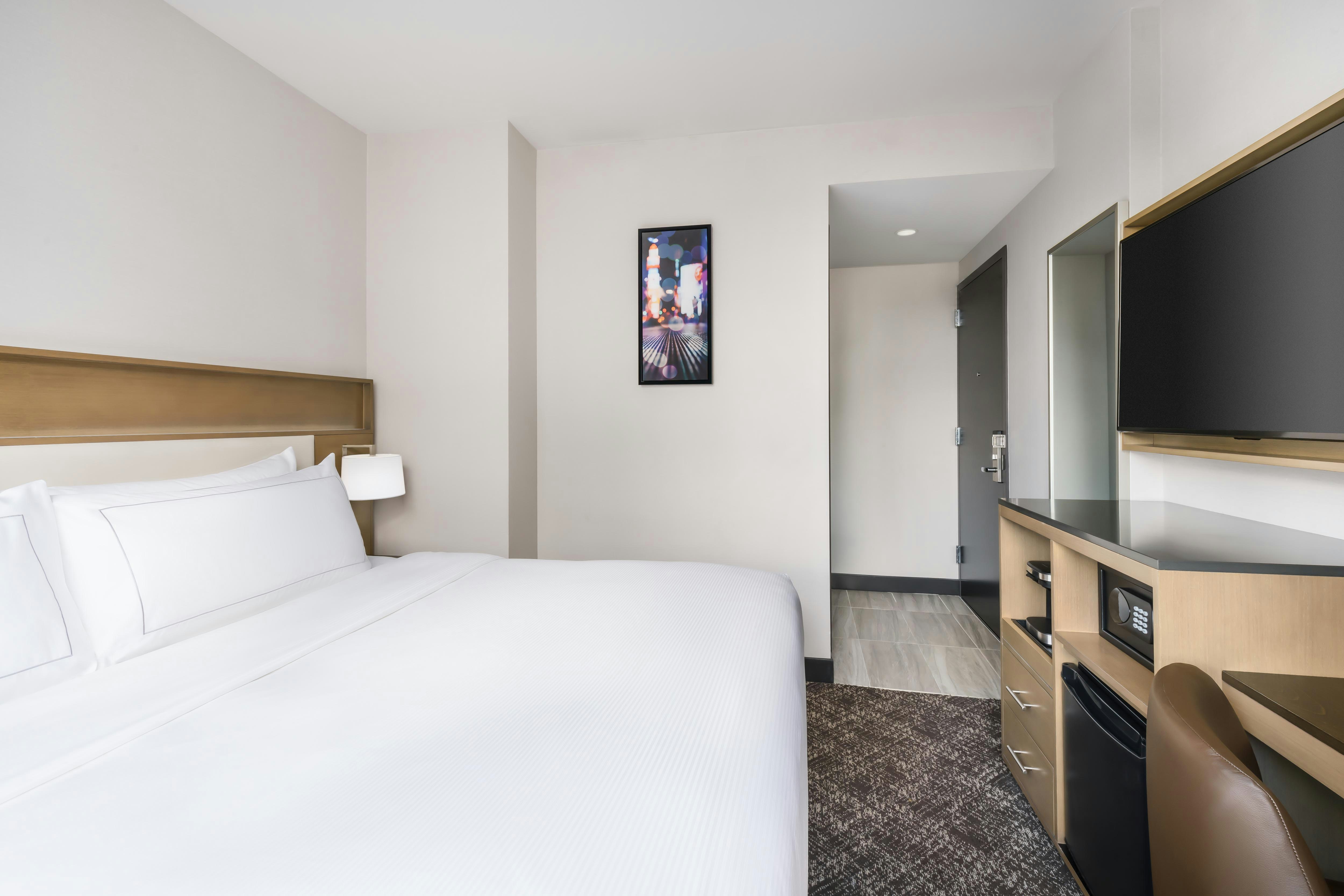 ROOM, KING BED, EMPIRE BUILDING VIEW