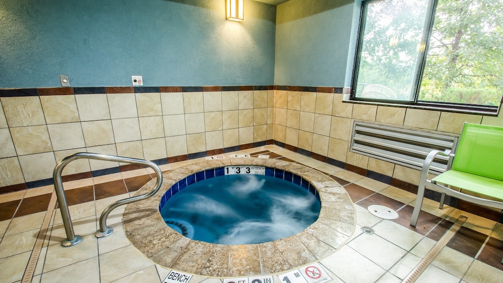 Holiday Inn Express And Suites Olathe South 33/48