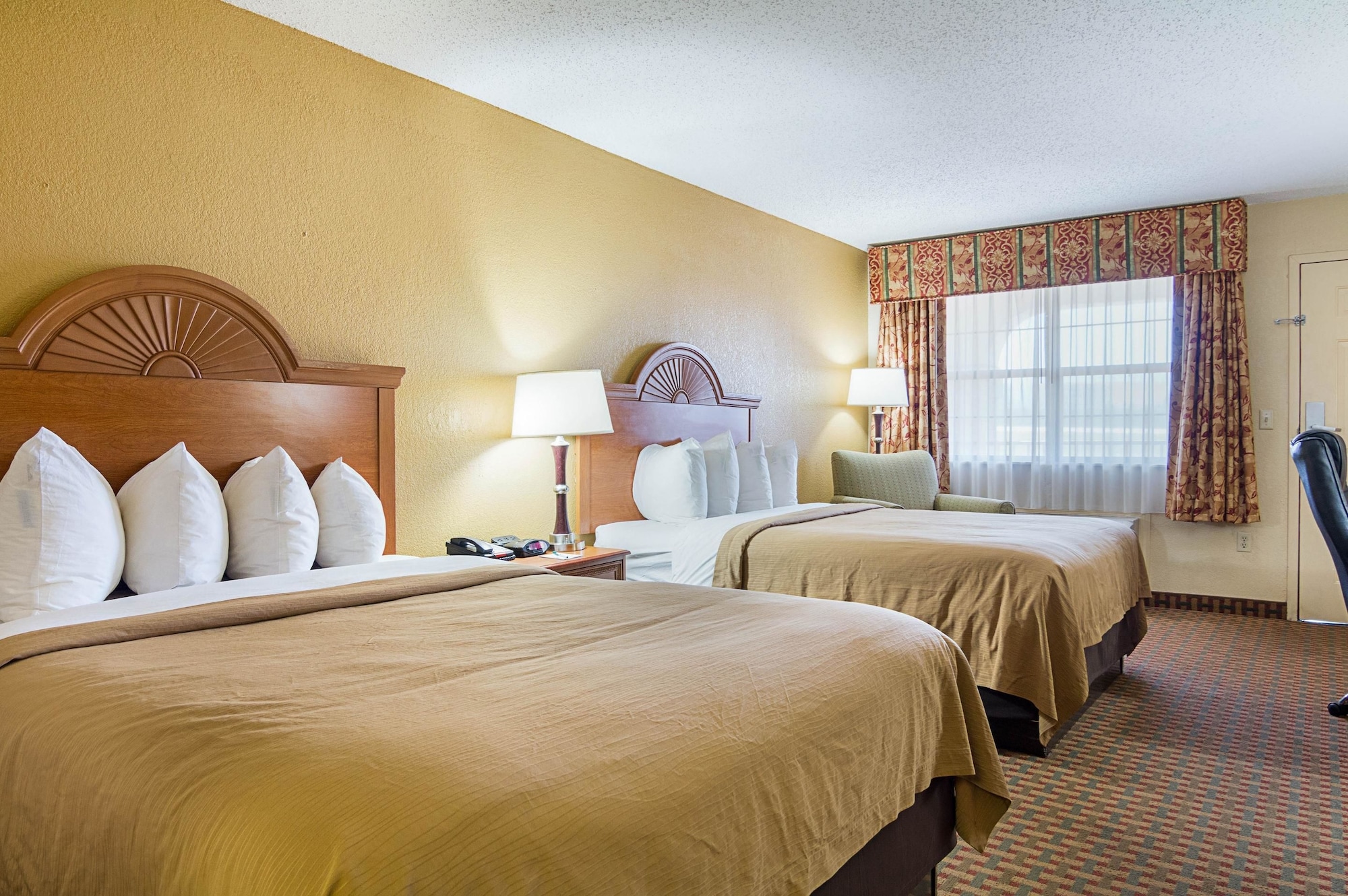 غرفة قياسية بسريرين كوين، Quality Inn near Casinos and Convention Center 2/3