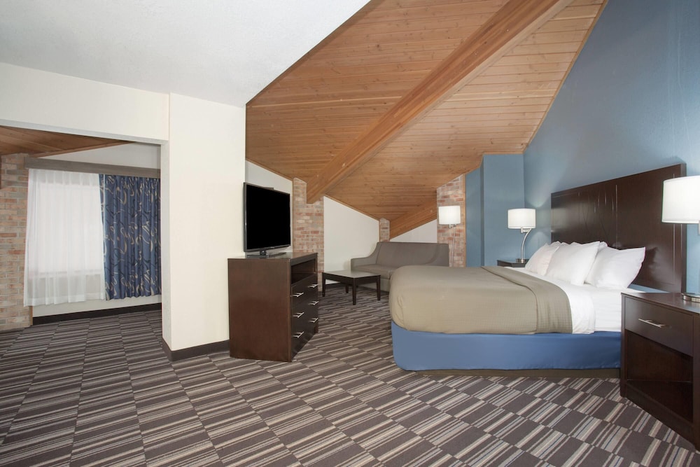 جناح استوديو سوبيريور بسرير كينج بإطلالة على المسبح، AmericInn by Wyndham Mount Pleasant 2/6