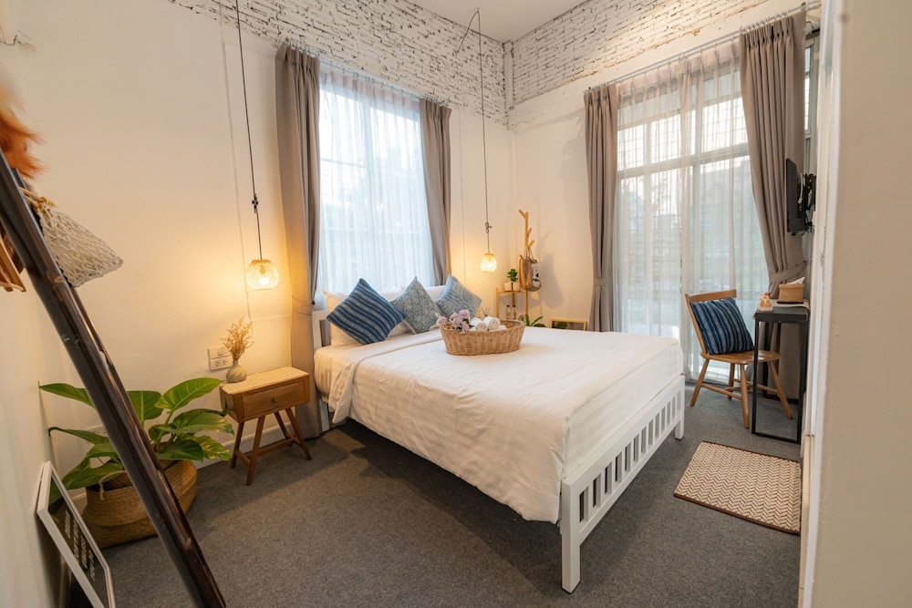 ROOM, DOUBLE BED, CITY VIEW