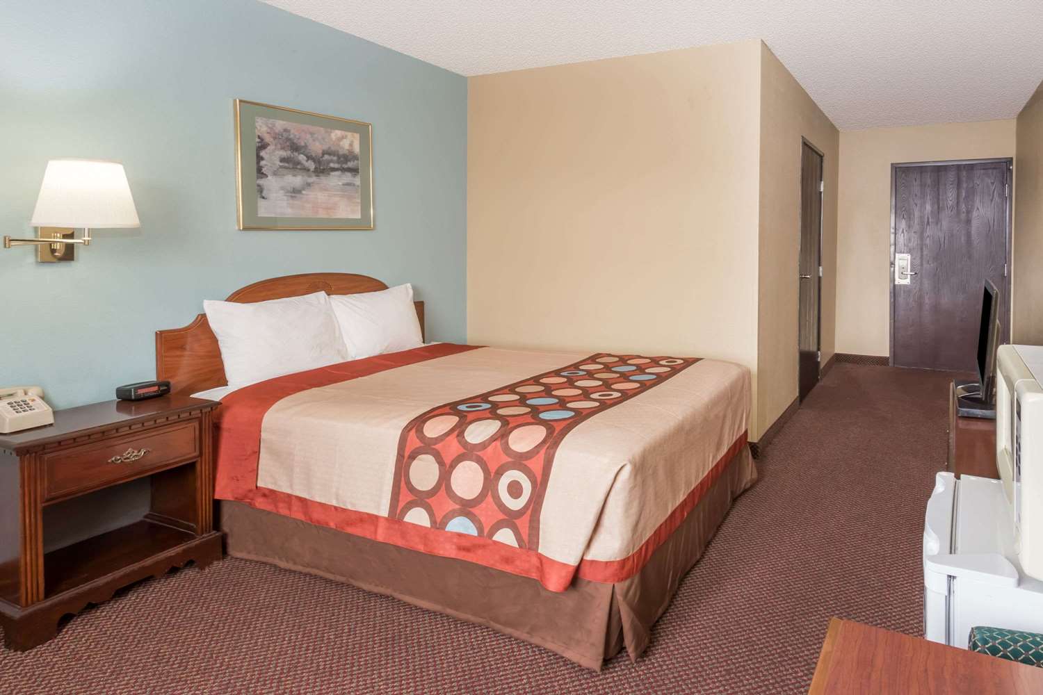 Super 8 by Wyndham Woodstock 8/19