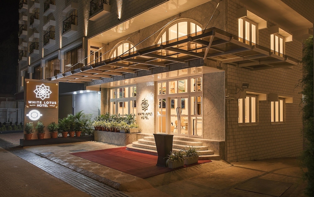 White Lotus Hotel 2/32