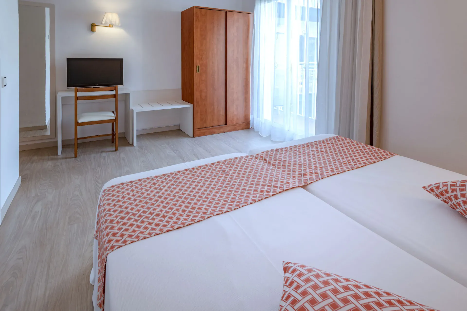 غرفة بسرير مزدوج بشرفة، GHT Balmes Hotel, Aparthotel & Splash 3/10