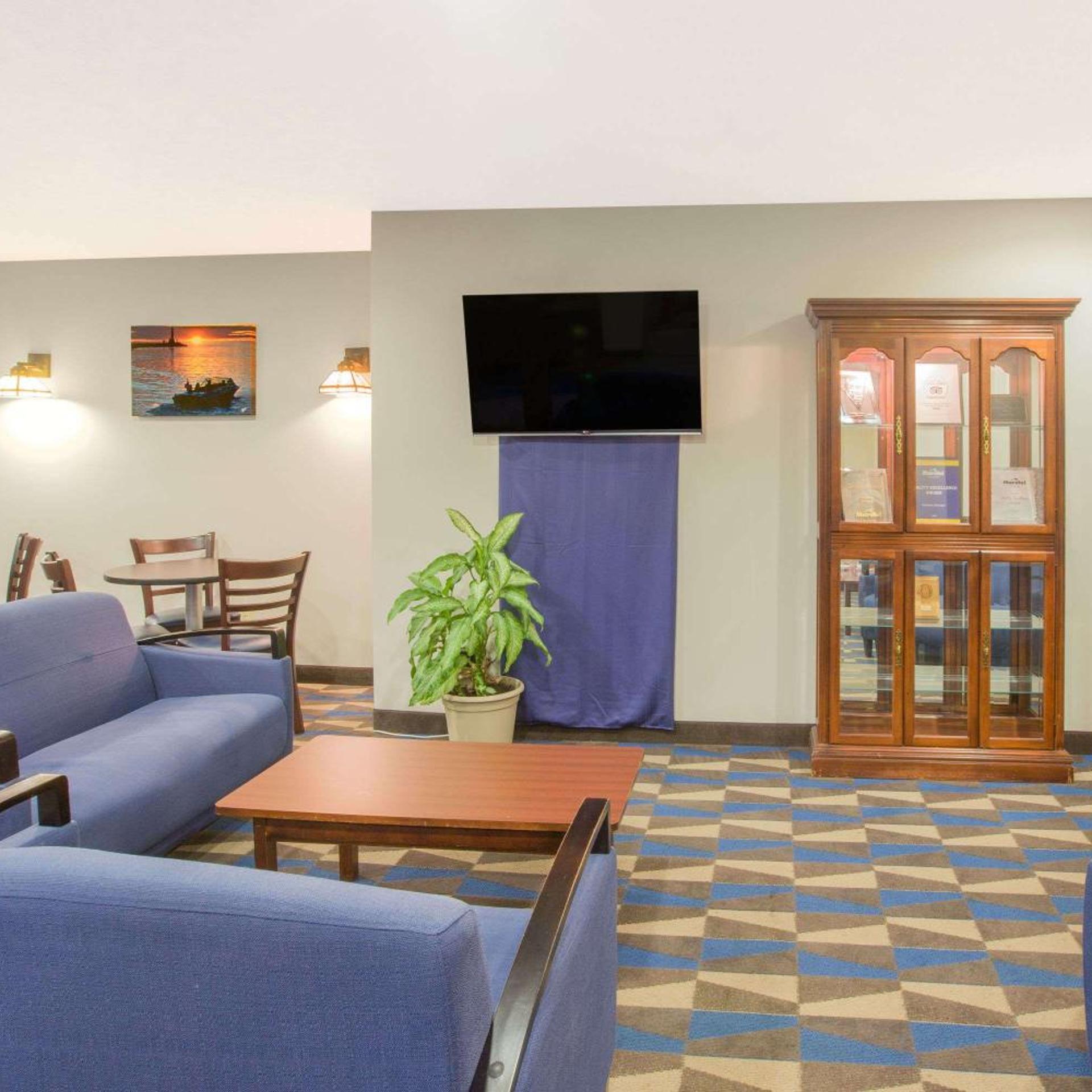 Microtel Inn & Suites by Wyndham Manistee 23/50
