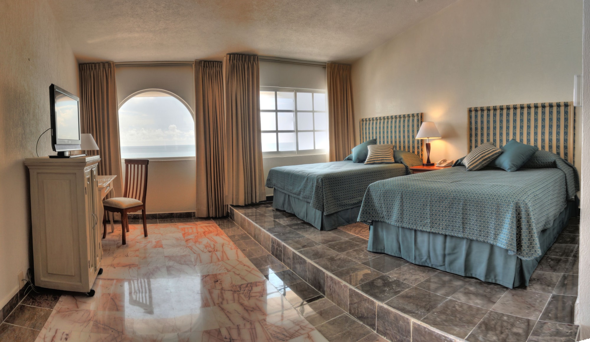 2 Bedrooms, 2 Queen Beds, Ocean View, with Pool