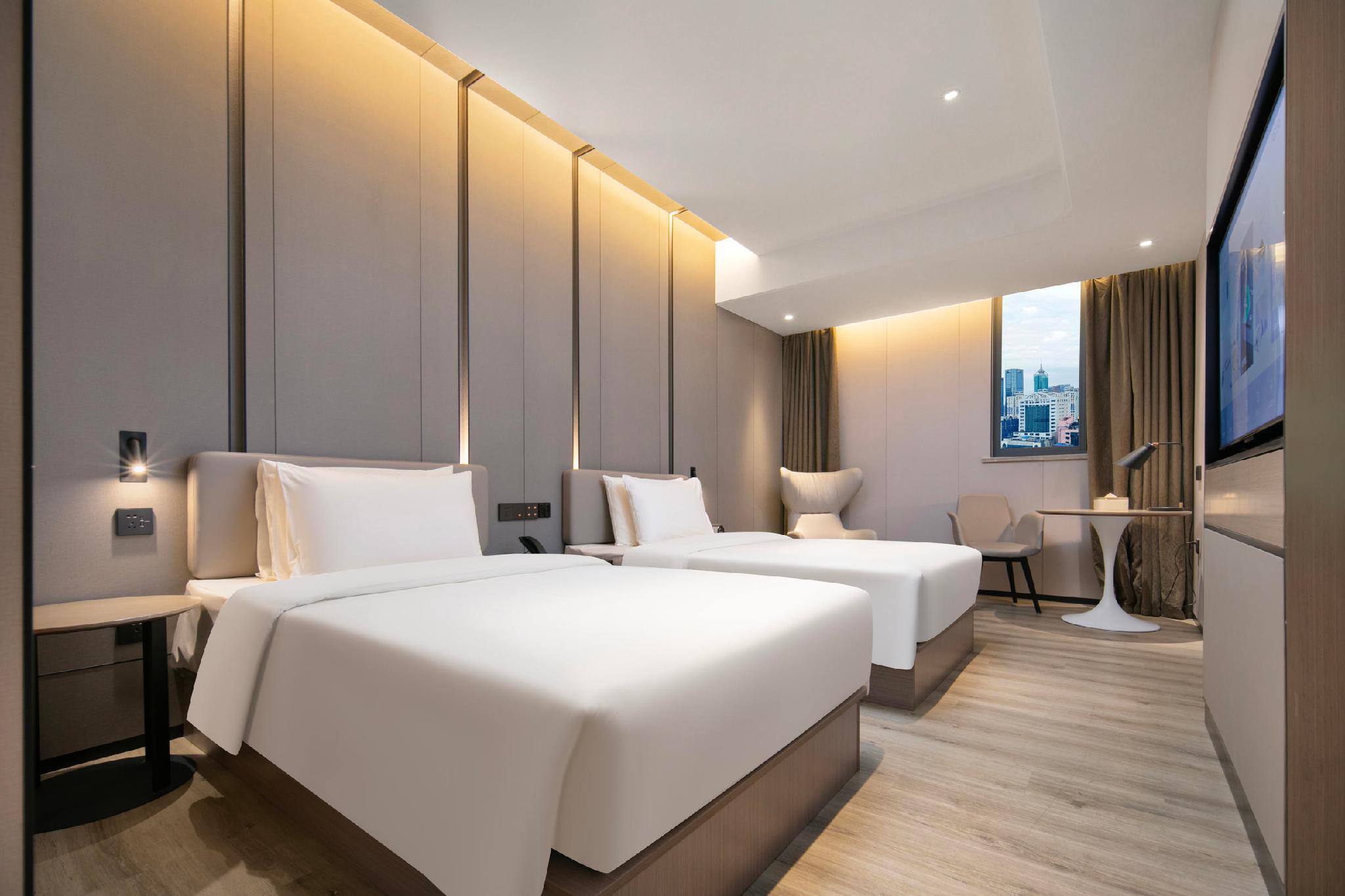 Jimu, Twin Beds, City View
