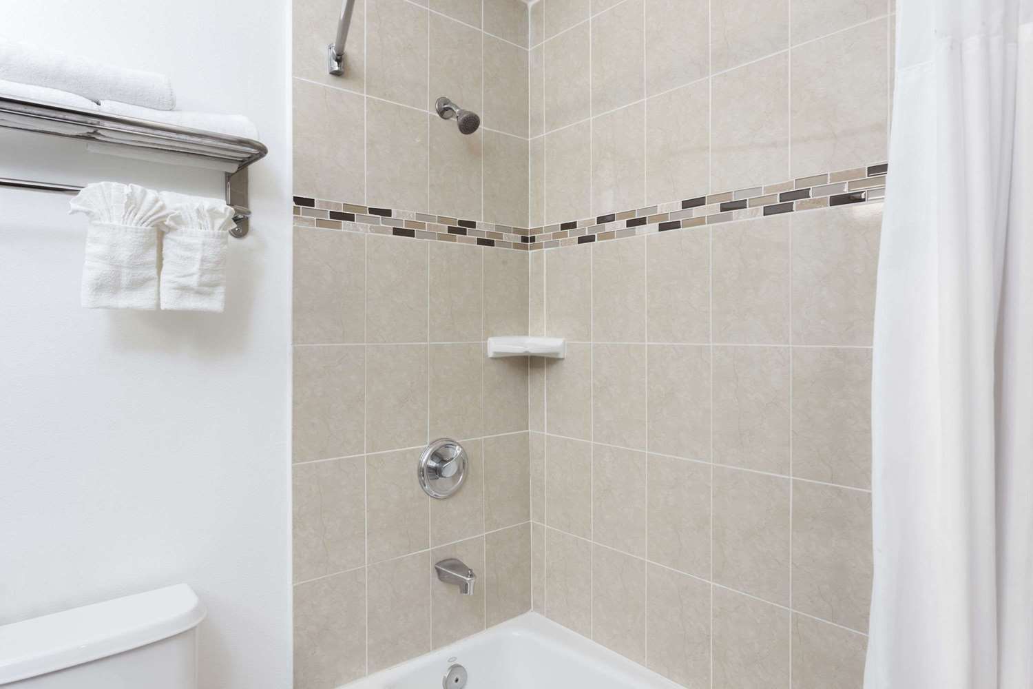 Harbor Inn And Suites 14/17