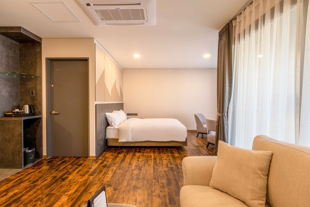 Urbanest Hotel 12/36